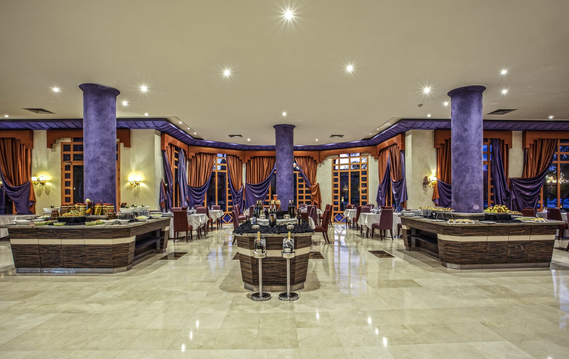 The restaurant with its buffets and Moroccan décor